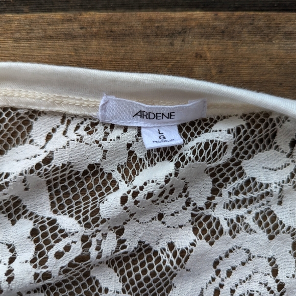 Ivory top with lace detail - Picture 3 of 3